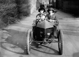Children in automobile 1912